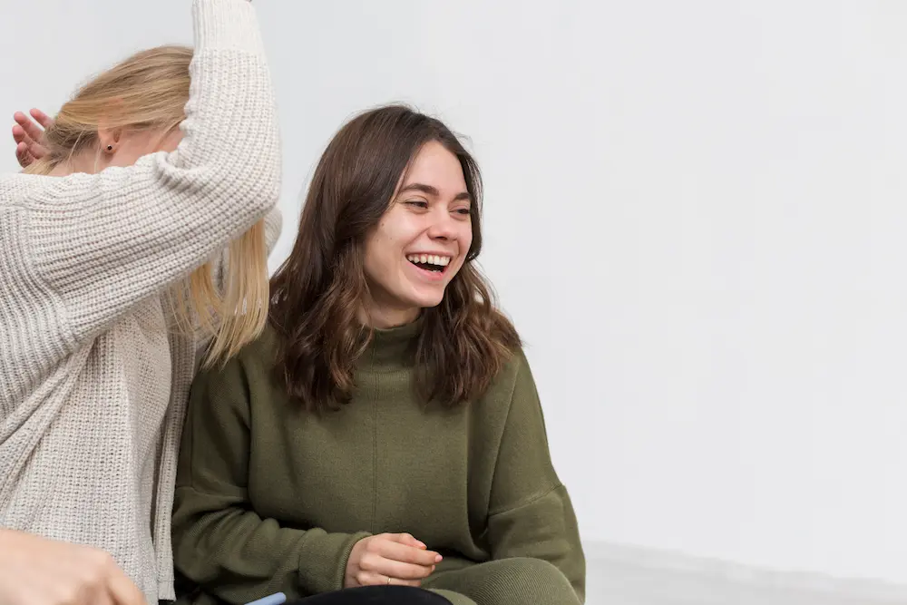 young-womens-having-lunch